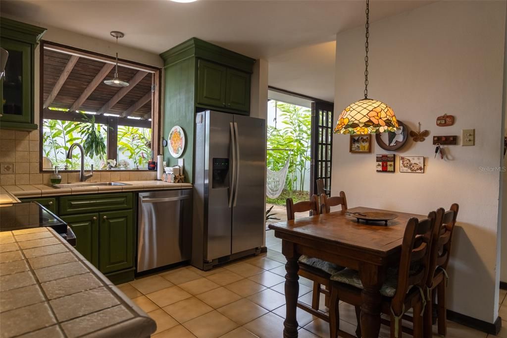 На продажу: $650,000 (4 спален, 2 ванн, 1490 Квадратных фут)