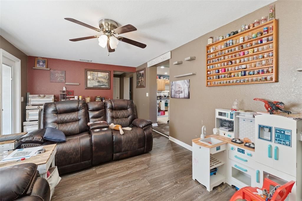 待售: $242,500 (3 贝兹, 1 浴室, 1784 平方英尺)