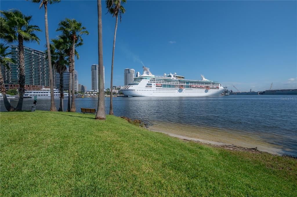 For Rent: $3,950 (1 beds, 1 baths, 1023 Square Feet)