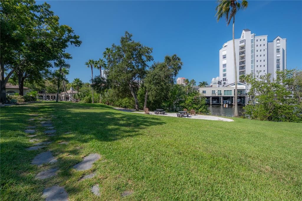 For Rent: $3,950 (1 beds, 1 baths, 1023 Square Feet)