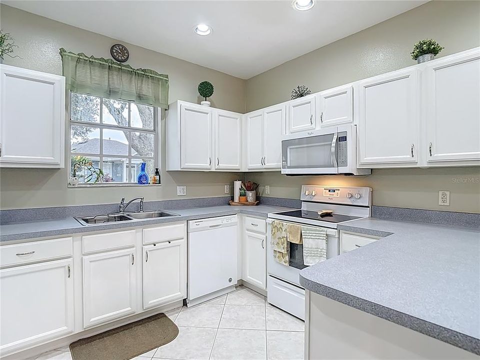 For Sale: $275,000 (3 beds, 2 baths, 1272 Square Feet)