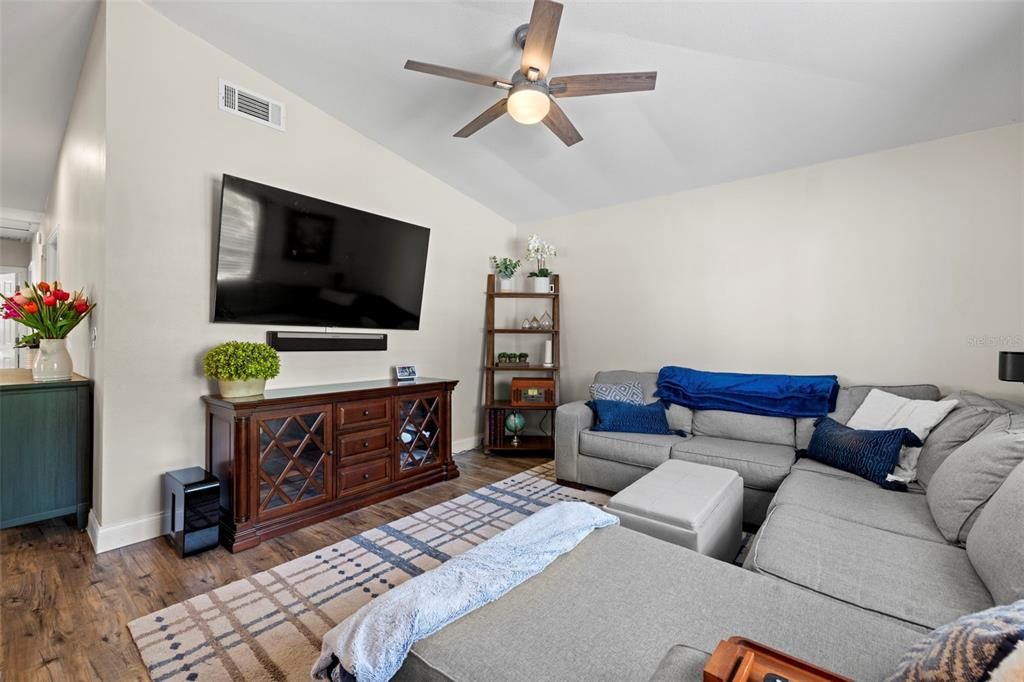 Active With Contract: $435,000 (3 beds, 2 baths, 1168 Square Feet)