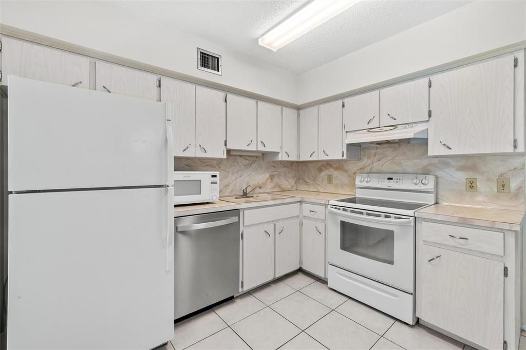 Active With Contract: $149,750 (2 beds, 2 baths, 1100 Square Feet)