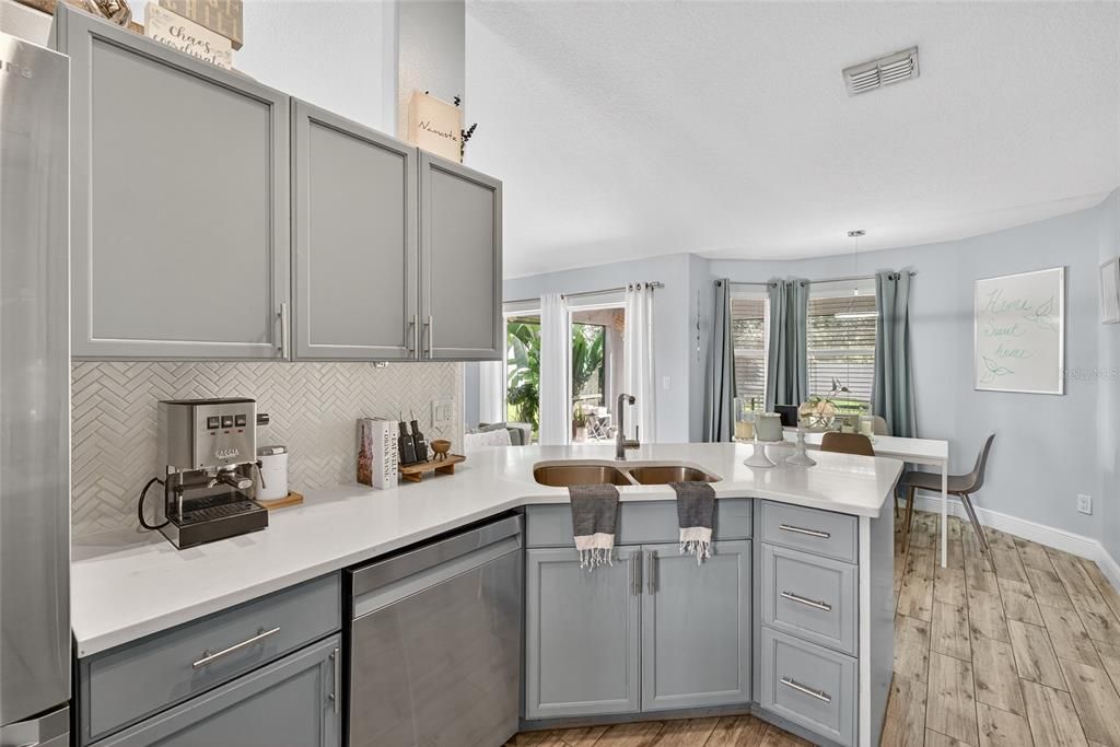 Под контрактом: $345,990 (4 спален, 2 ванн, 1802 Квадратных фут)