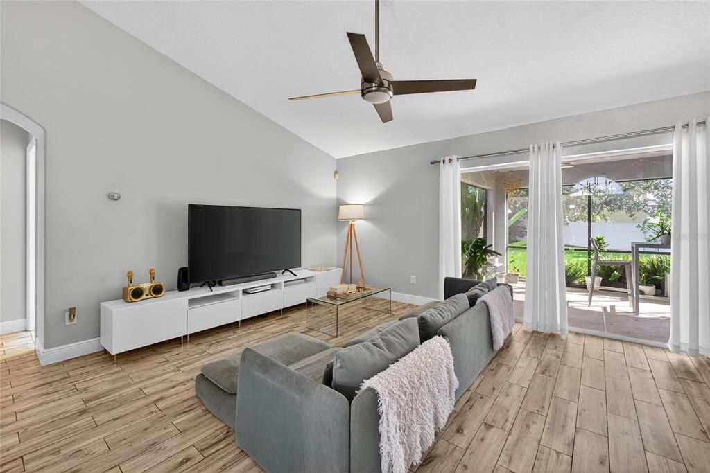 Под контрактом: $345,990 (4 спален, 2 ванн, 1802 Квадратных фут)