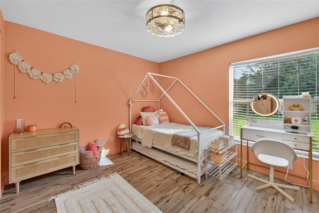 Под контрактом: $345,990 (4 спален, 2 ванн, 1802 Квадратных фут)