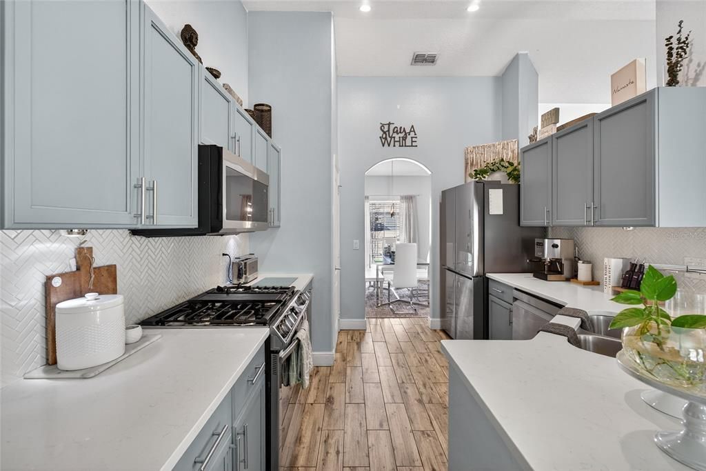 Под контрактом: $345,990 (4 спален, 2 ванн, 1802 Квадратных фут)