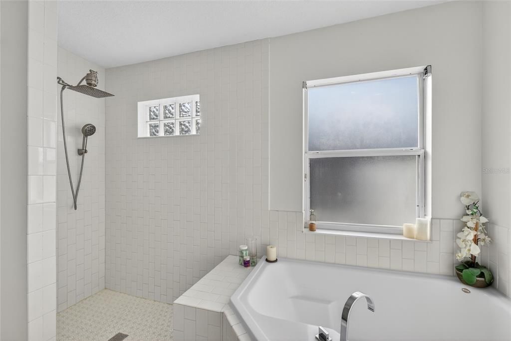 Под контрактом: $345,990 (4 спален, 2 ванн, 1802 Квадратных фут)