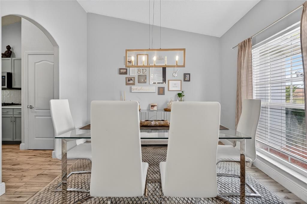 Под контрактом: $345,990 (4 спален, 2 ванн, 1802 Квадратных фут)