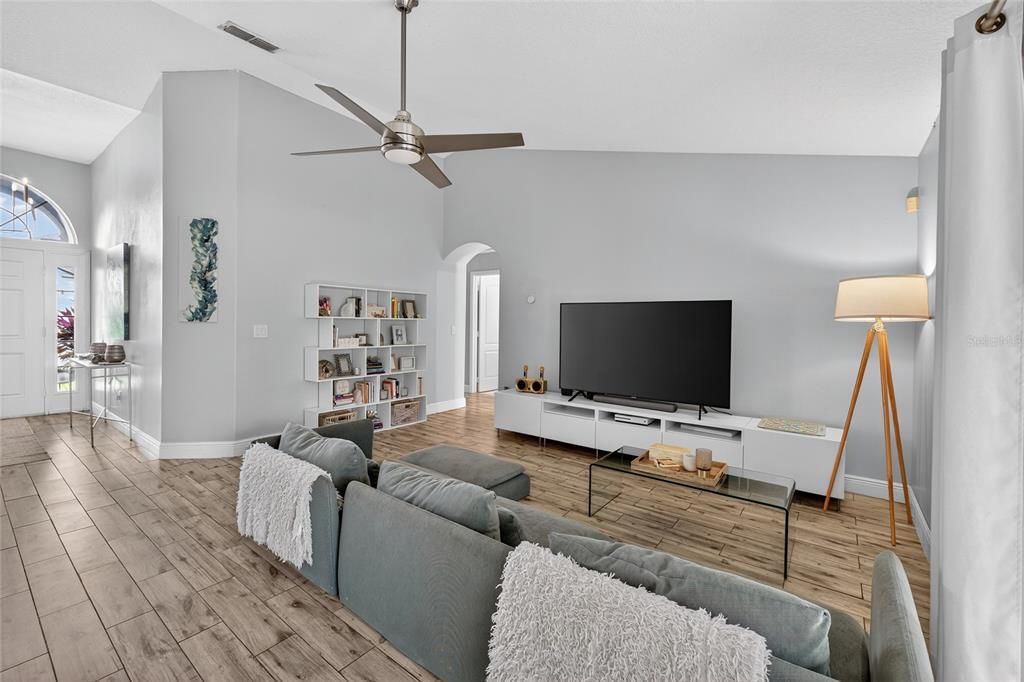 Под контрактом: $345,990 (4 спален, 2 ванн, 1802 Квадратных фут)