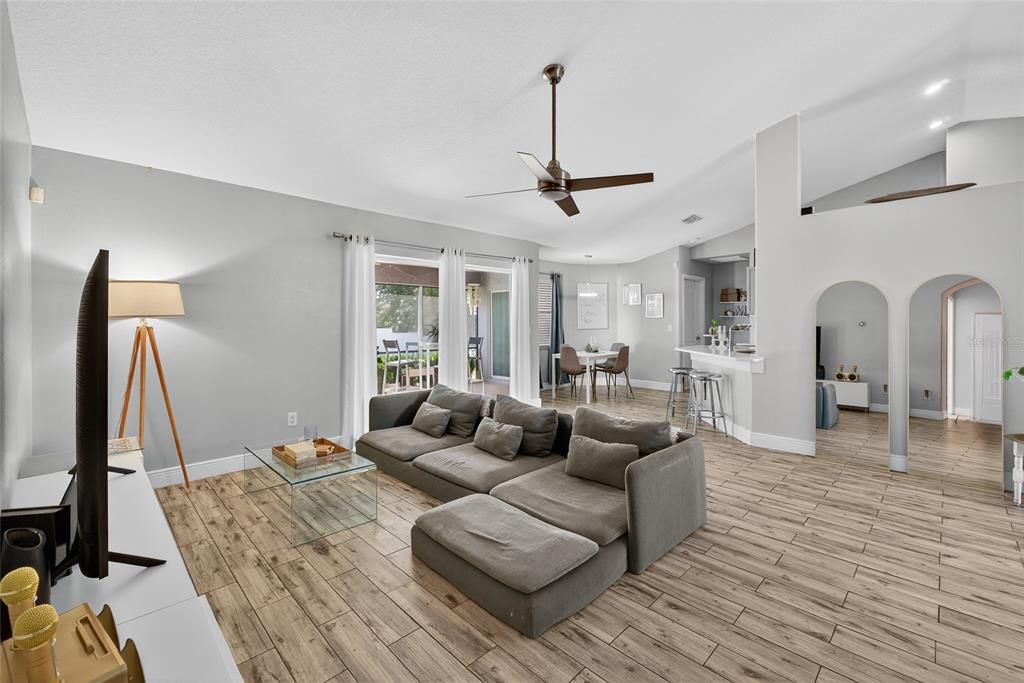 Под контрактом: $345,990 (4 спален, 2 ванн, 1802 Квадратных фут)