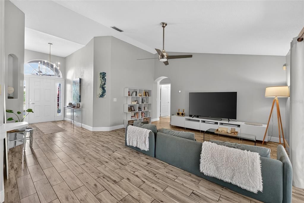 Под контрактом: $345,990 (4 спален, 2 ванн, 1802 Квадратных фут)