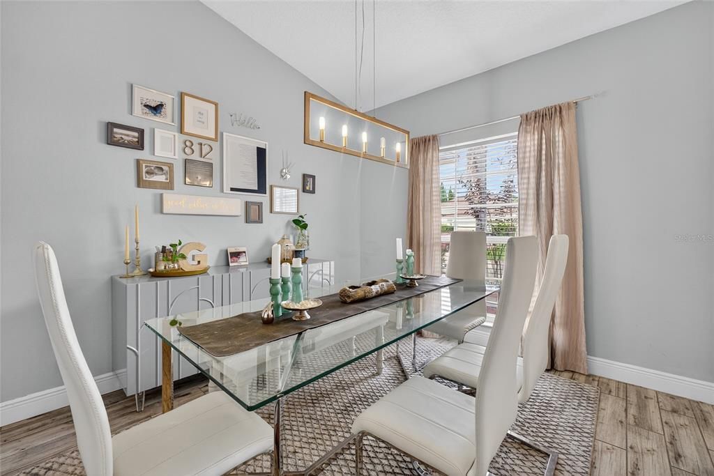 Под контрактом: $345,990 (4 спален, 2 ванн, 1802 Квадратных фут)