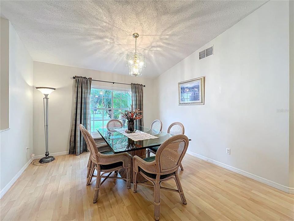 合同活跃: $279,000 (3 贝兹, 2 浴室, 1720 平方英尺)