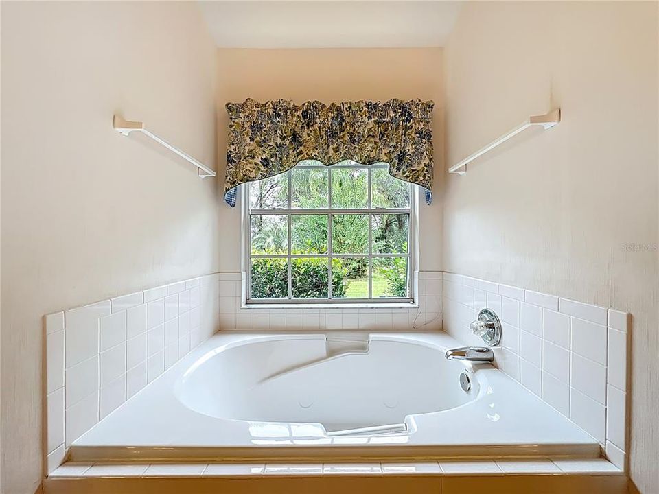 合同活跃: $279,000 (3 贝兹, 2 浴室, 1720 平方英尺)