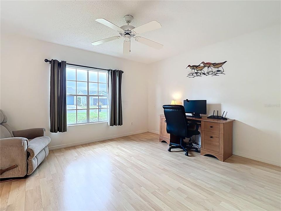 合同活跃: $279,000 (3 贝兹, 2 浴室, 1720 平方英尺)