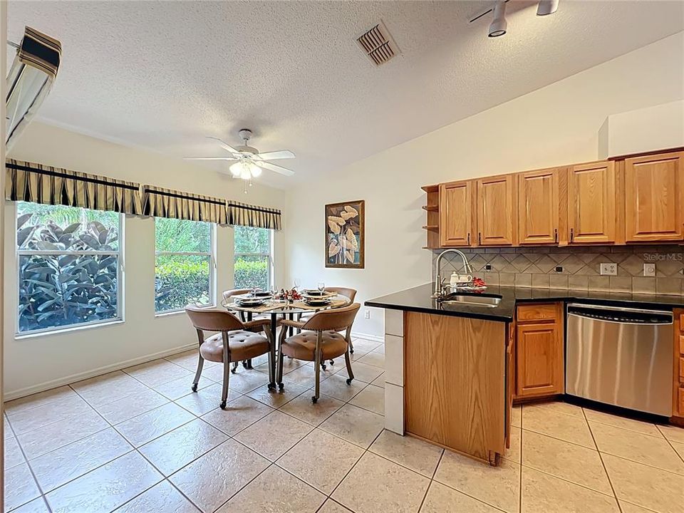 合同活跃: $279,000 (3 贝兹, 2 浴室, 1720 平方英尺)