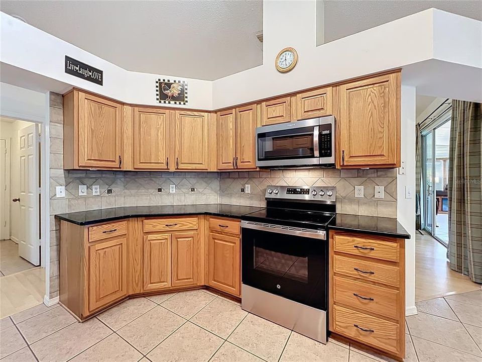 合同活跃: $279,000 (3 贝兹, 2 浴室, 1720 平方英尺)