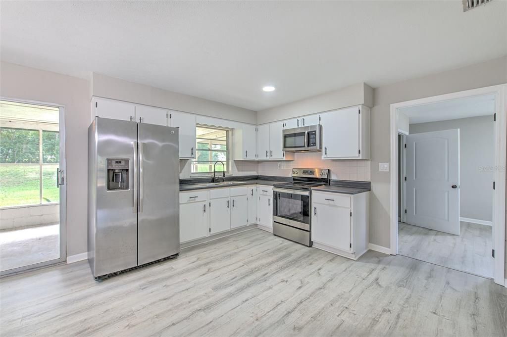 Active With Contract: $299,900 (3 beds, 2 baths, 1404 Square Feet)