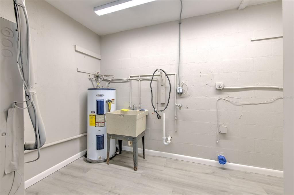 Active With Contract: $299,900 (3 beds, 2 baths, 1404 Square Feet)