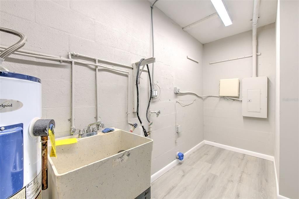 Active With Contract: $299,900 (3 beds, 2 baths, 1404 Square Feet)