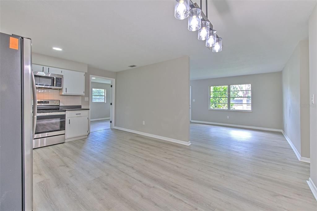 Active With Contract: $299,900 (3 beds, 2 baths, 1404 Square Feet)