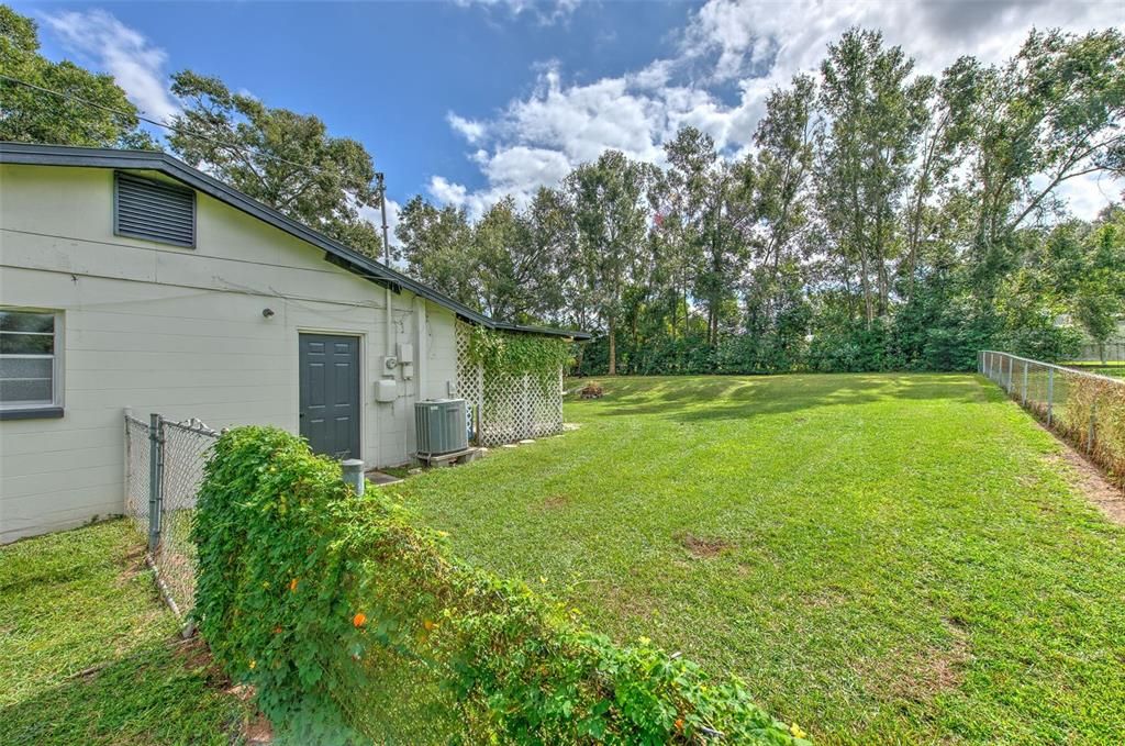 Active With Contract: $299,900 (3 beds, 2 baths, 1404 Square Feet)