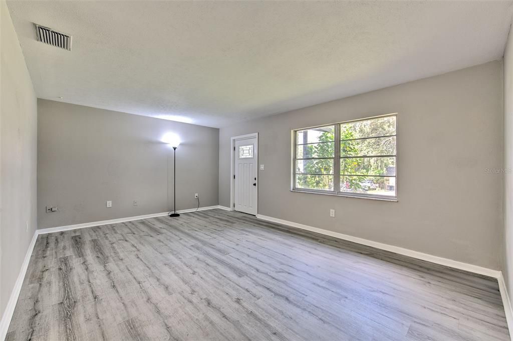 Active With Contract: $299,900 (3 beds, 2 baths, 1404 Square Feet)