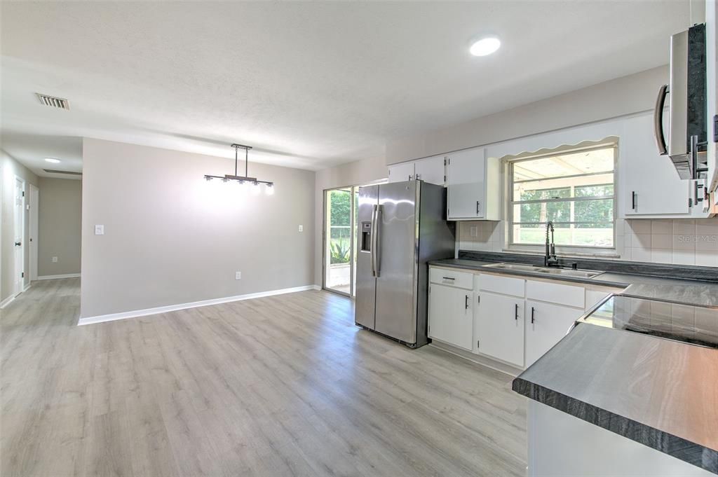 Active With Contract: $299,900 (3 beds, 2 baths, 1404 Square Feet)