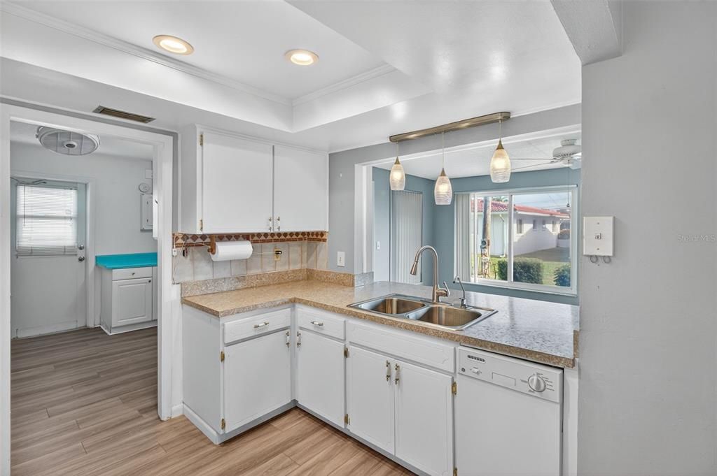 For Sale: $265,000 (2 beds, 2 baths, 1103 Square Feet)