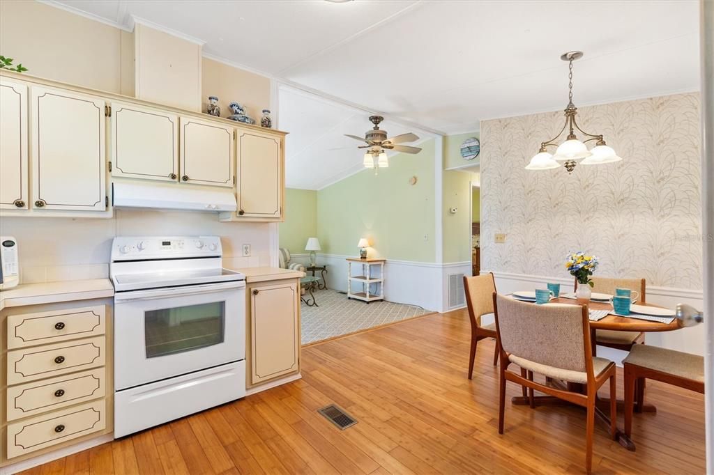 待售: $159,000 (2 贝兹, 1 浴室, 828 平方英尺)