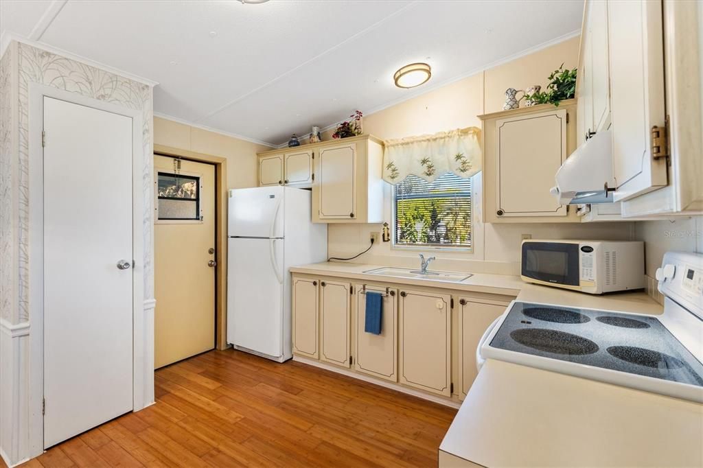 待售: $159,000 (2 贝兹, 1 浴室, 828 平方英尺)