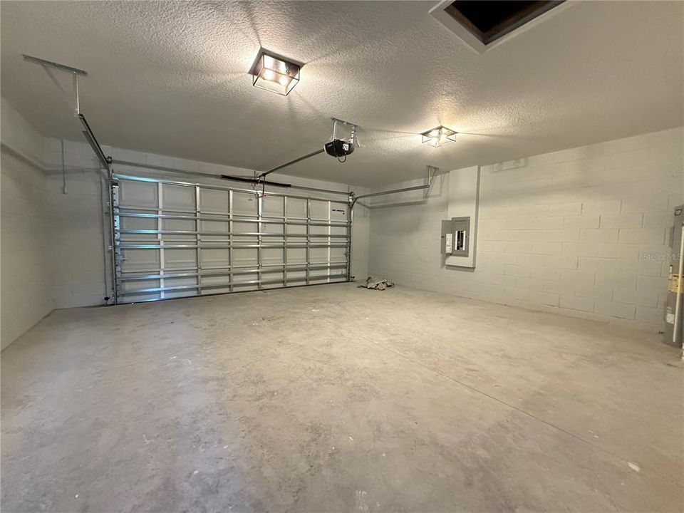 合同活跃: $248,900 (3 贝兹, 2 浴室, 1380 平方英尺)