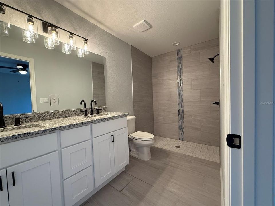 合同活跃: $248,900 (3 贝兹, 2 浴室, 1380 平方英尺)