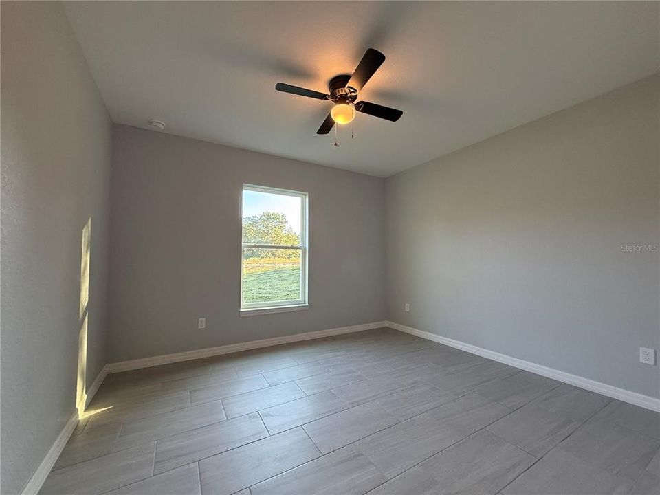 合同活跃: $248,900 (3 贝兹, 2 浴室, 1380 平方英尺)