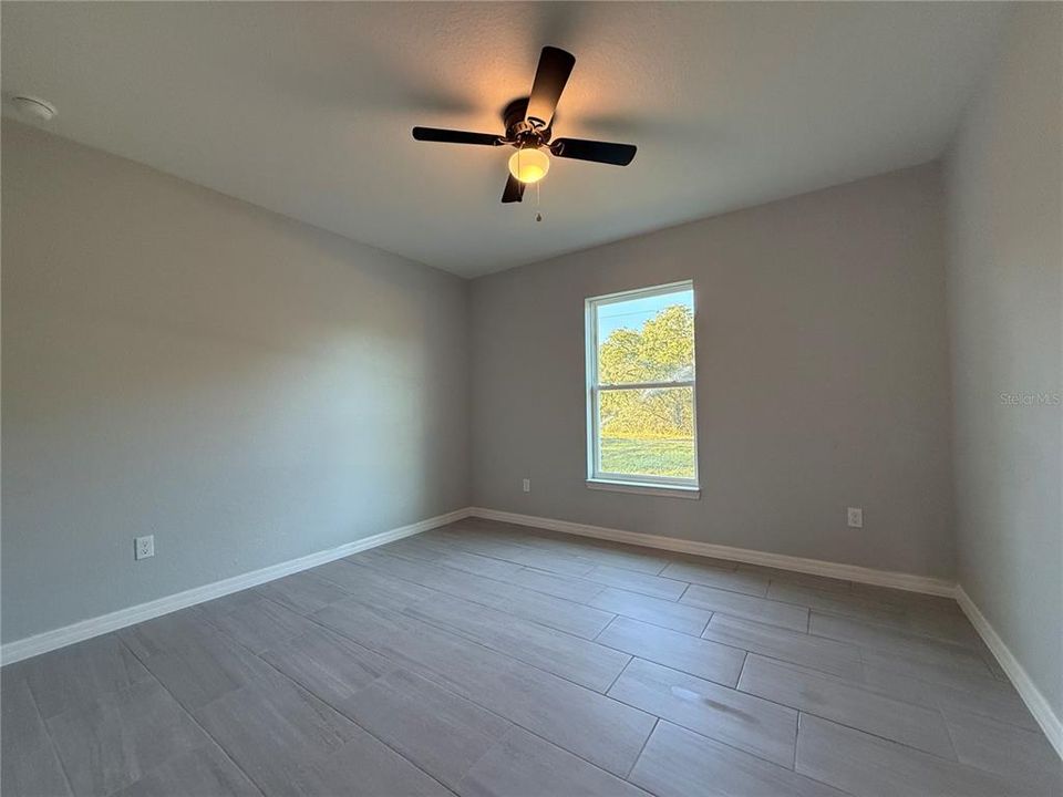 合同活跃: $248,900 (3 贝兹, 2 浴室, 1380 平方英尺)