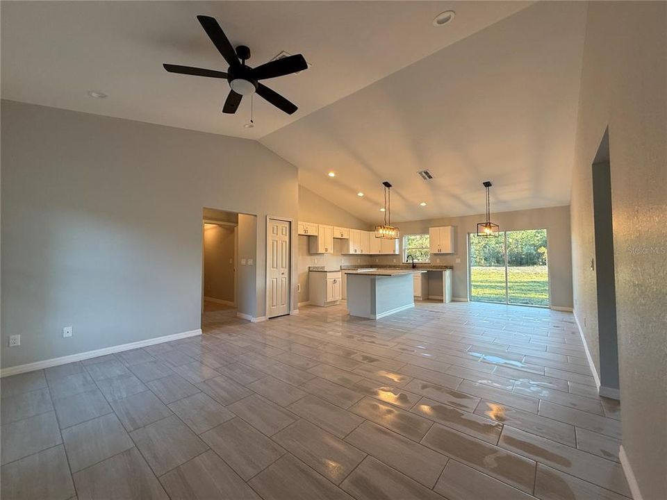 合同活跃: $248,900 (3 贝兹, 2 浴室, 1380 平方英尺)