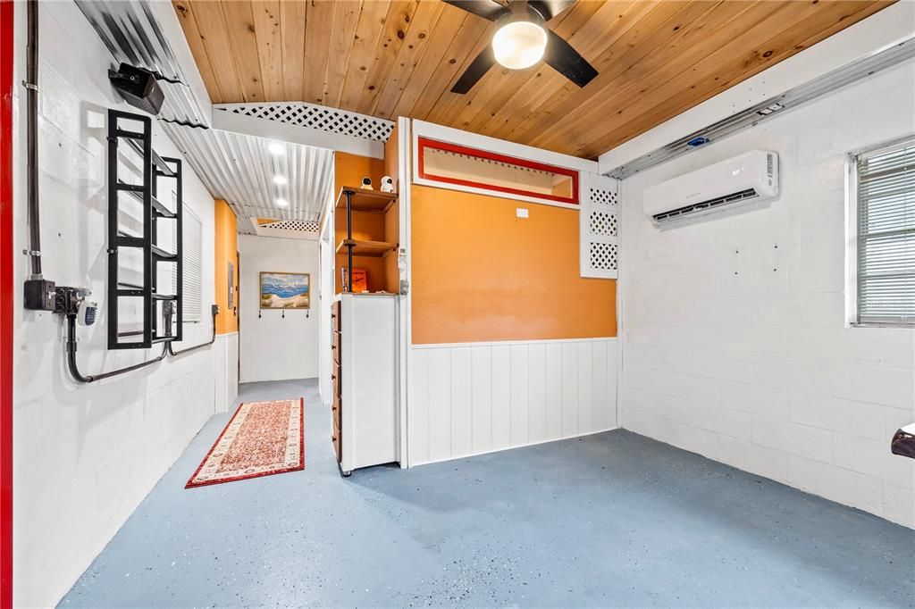 На продажу: $199,000 (2 спален, 1 ванн, 884 Квадратных фут)