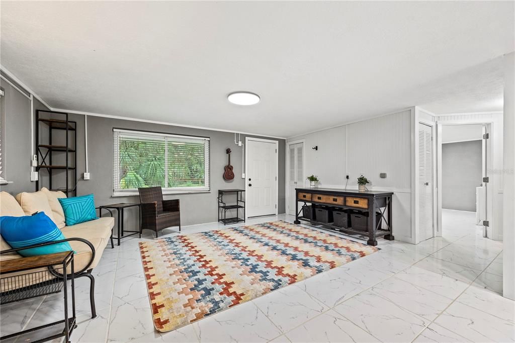 На продажу: $199,000 (2 спален, 1 ванн, 884 Квадратных фут)