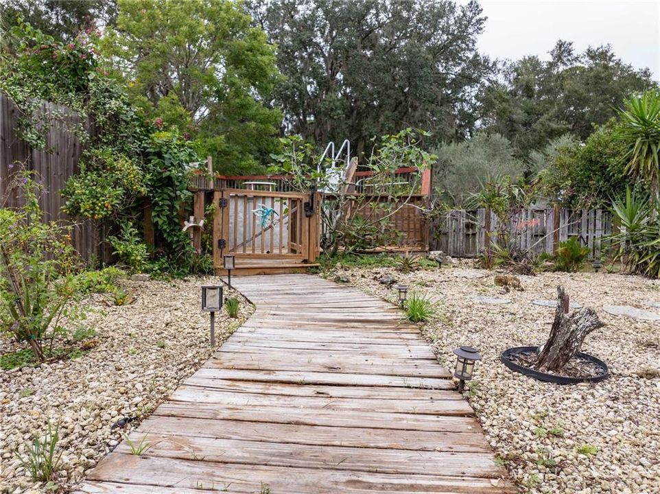 На продажу: $199,000 (2 спален, 1 ванн, 884 Квадратных фут)