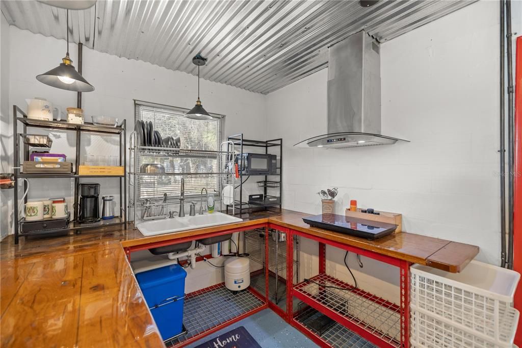 На продажу: $199,000 (2 спален, 1 ванн, 884 Квадратных фут)