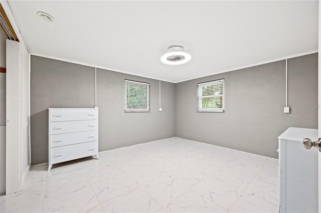 На продажу: $199,000 (2 спален, 1 ванн, 884 Квадратных фут)