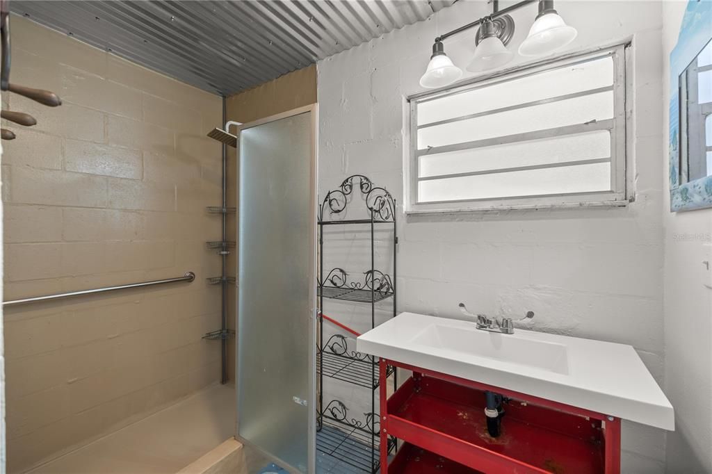 На продажу: $199,000 (2 спален, 1 ванн, 884 Квадратных фут)