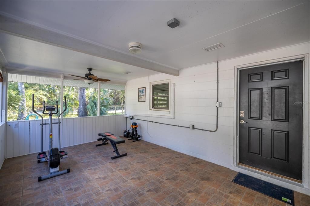 На продажу: $199,000 (2 спален, 1 ванн, 884 Квадратных фут)