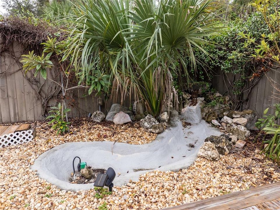 На продажу: $199,000 (2 спален, 1 ванн, 884 Квадратных фут)