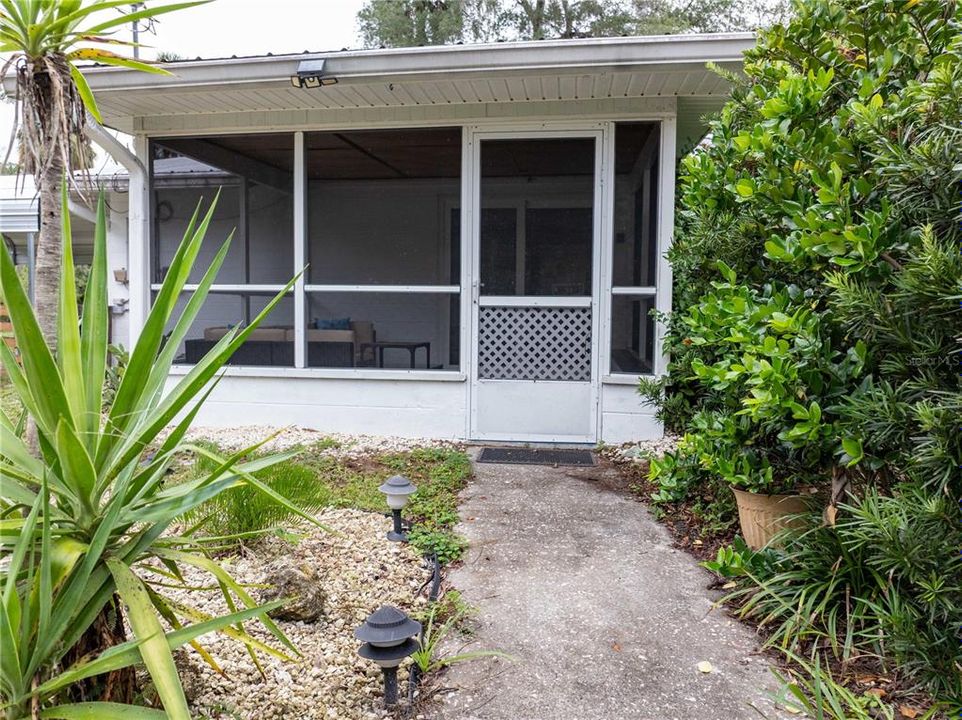 На продажу: $199,000 (2 спален, 1 ванн, 884 Квадратных фут)