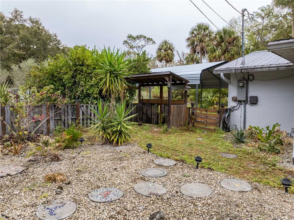 На продажу: $199,000 (2 спален, 1 ванн, 884 Квадратных фут)