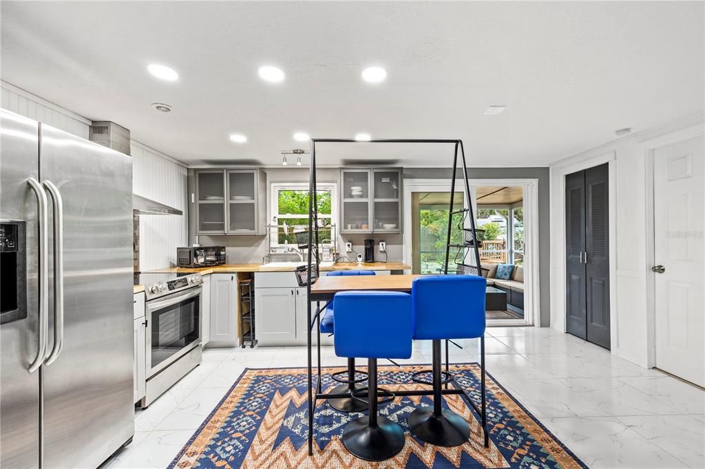 На продажу: $199,000 (2 спален, 1 ванн, 884 Квадратных фут)