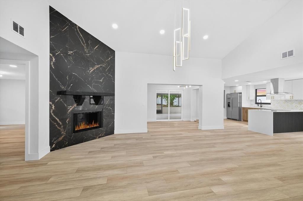 合同活跃: $439,900 (3 贝兹, 2 浴室, 1612 平方英尺)