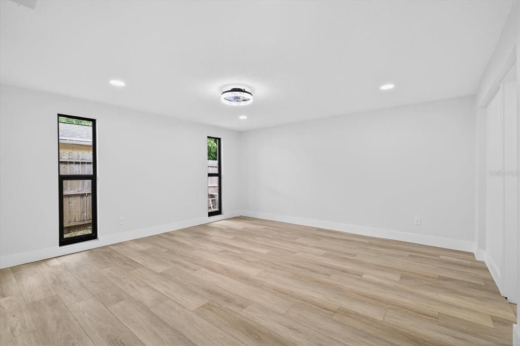 合同活跃: $439,900 (3 贝兹, 2 浴室, 1612 平方英尺)